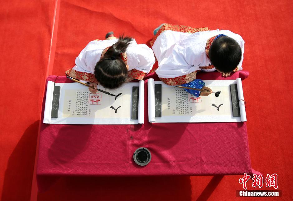 2月20日，55名学龄儿童齐聚西安汉城湖畔,身穿汉服,隆重举行“开笔礼”。“开笔礼”是中国传统文化中对少儿开始识字习礼的一种启蒙教育形式。古时“开笔礼”是极为隆重的典礼，对学童而言有着重大意义，是人生四大礼之一。 张远 摄
